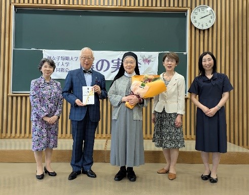 寄付金・花束贈呈（画像をクリックすると動画にリンクします）