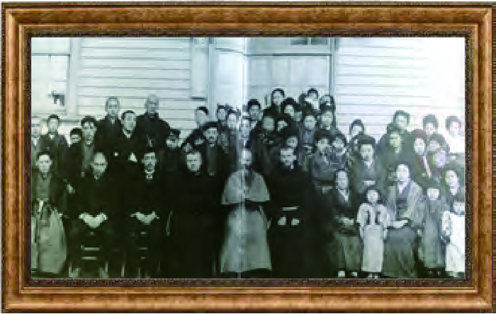 1915年、札幌に信徒の堅信式のために来られたベルリオーズ司教（中央）とキノルド師（向かって左）とベルタン師（右）