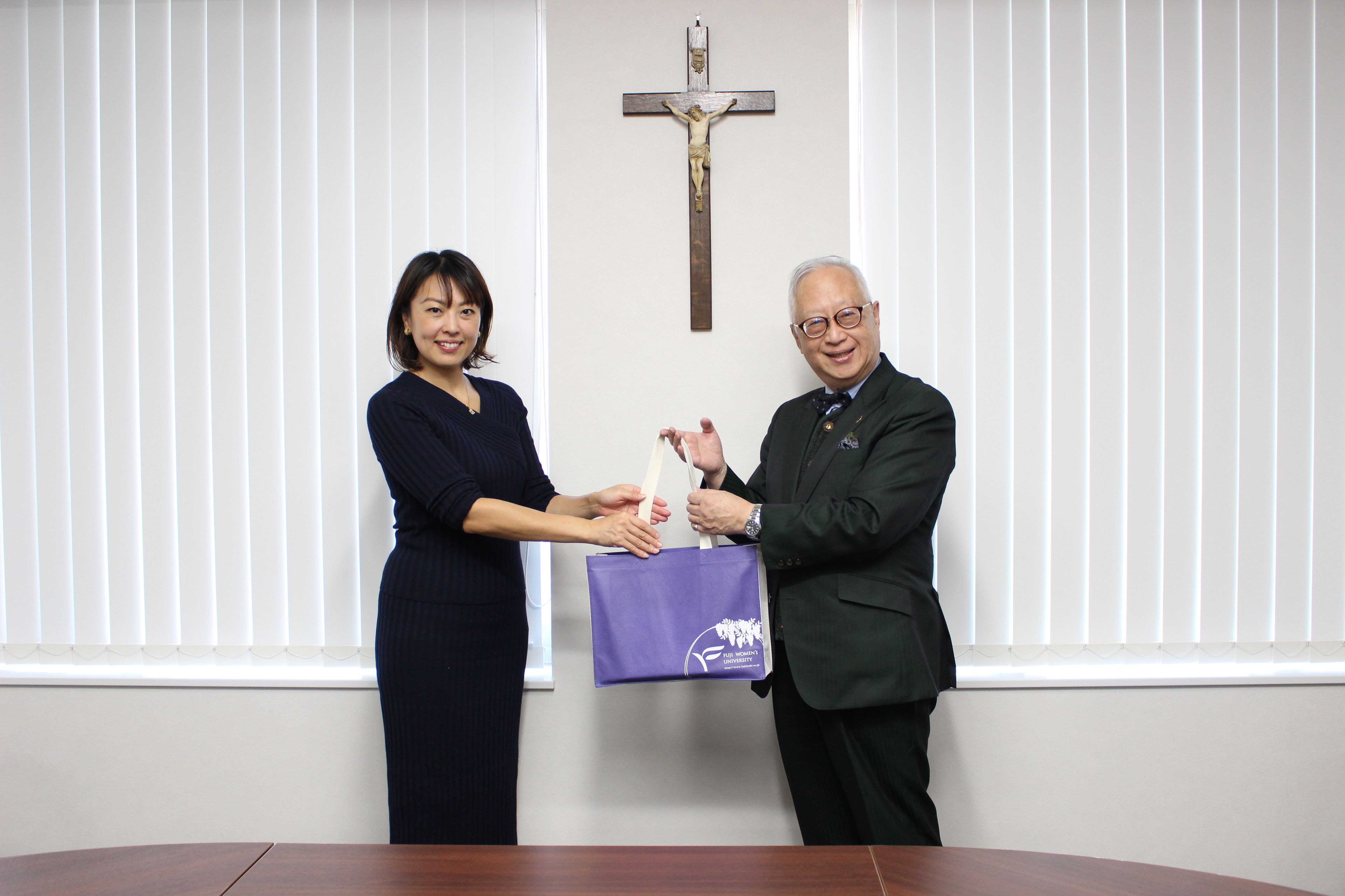 渡邊副学長より、本学のノベルティ・グッズと、石狩市の銘菓（藤女子大学生と地元菓子店とのコラボ）を贈呈しました。