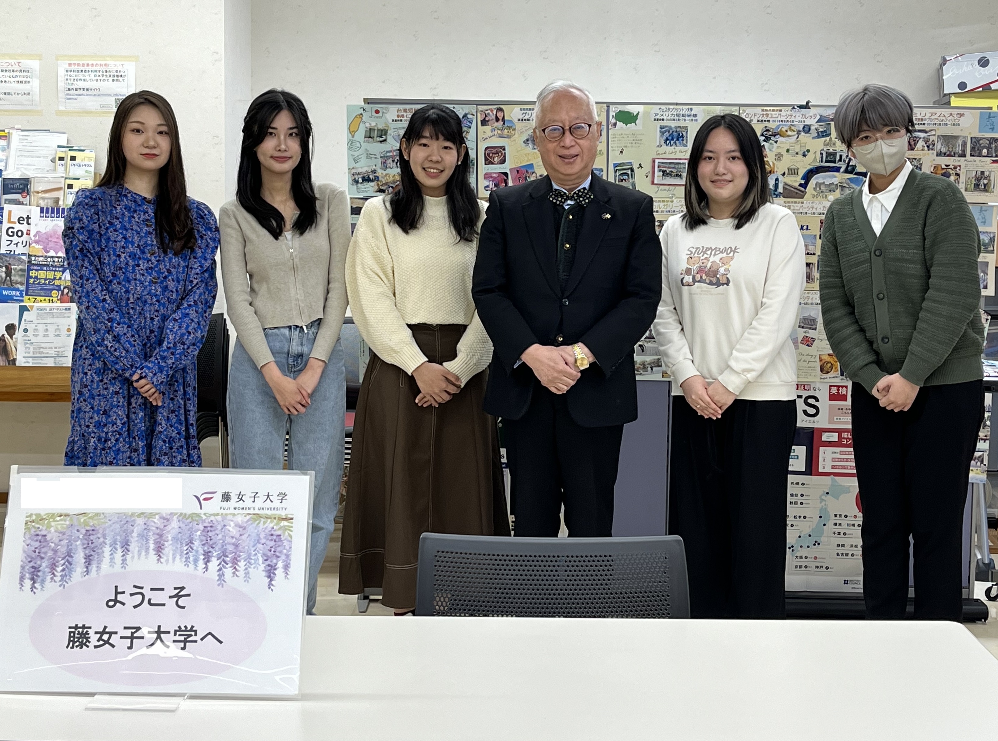  留学生の皆さん、渡邊学長、国際交流クラブ「なでしこ」のメンバー（左端）とで記念撮影