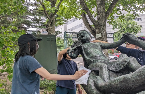 今年も磨きました! 文総ちょうこくみがき隊 | お知らせ | 藤女子大学