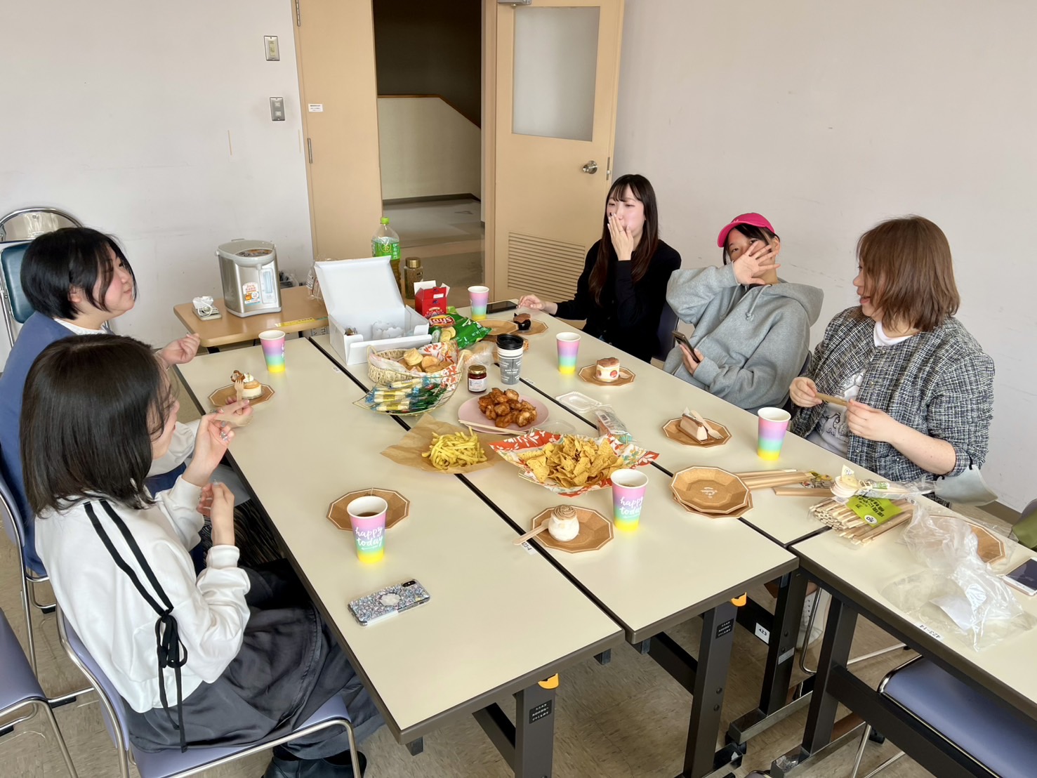 学年をこえてあれやこれやとおしゃべり