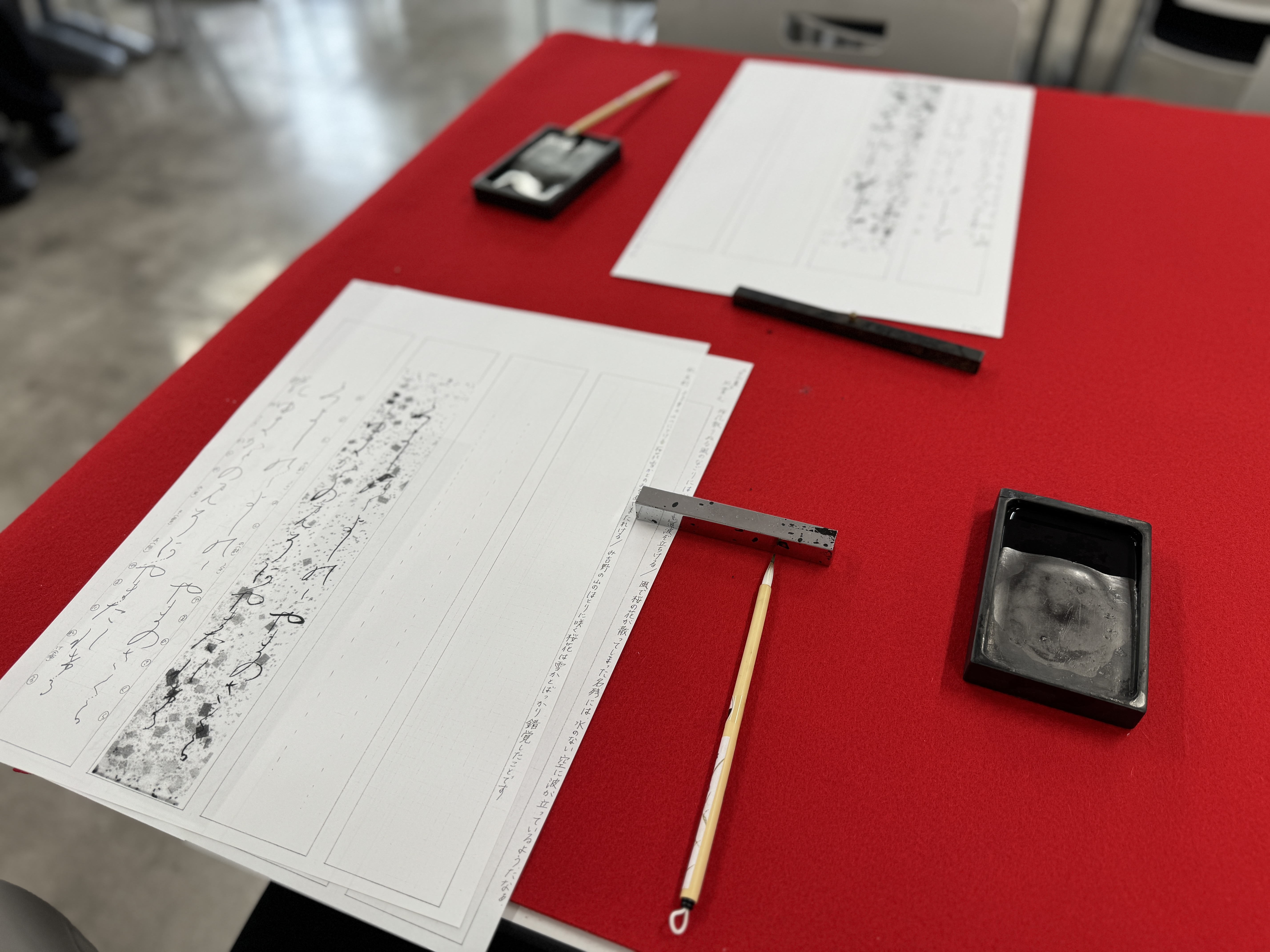 ③書道実践「団扇に書いてみよう」