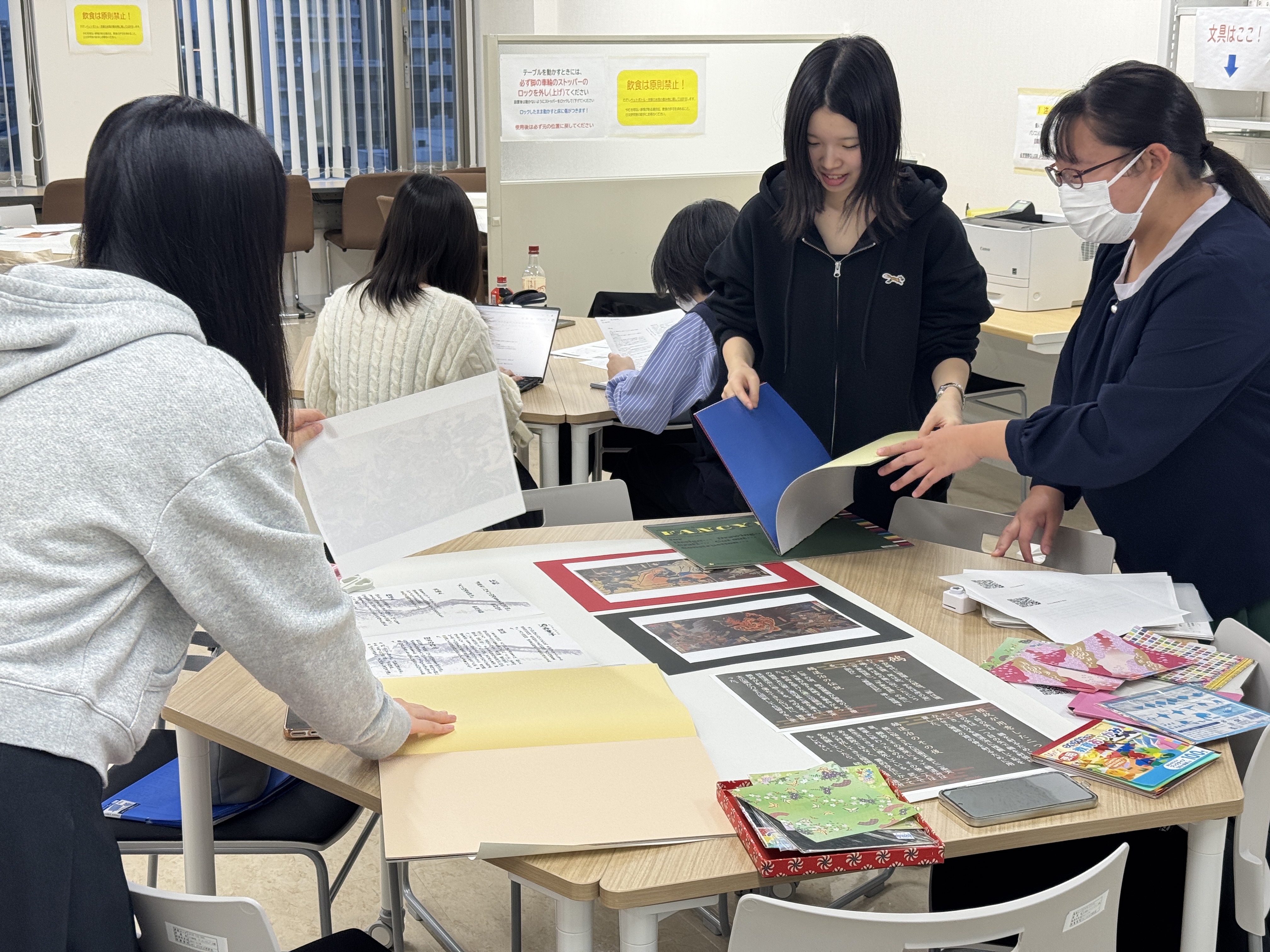 学生による展示の準備風景