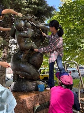 ■『開拓母の像』9月の清掃風景