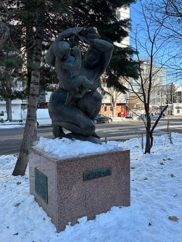 ■冬の『開拓母の像