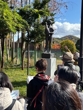 ■本郷新『鳥を抱く女』