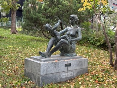 ■本郷新『太陽の母子』