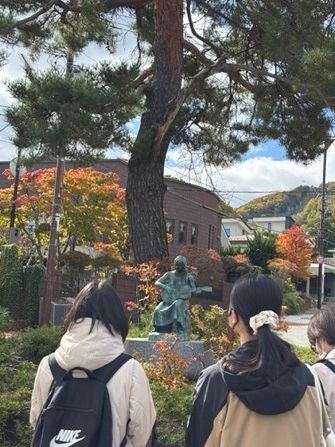 ■本郷新『奏でる乙女』