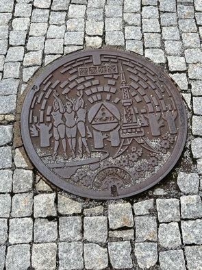 ■左に『泉の像』、右にテレビ塔をモチーフとしたマンホールの蓋