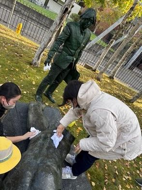 ■ミドリーマンといっしょに前庭のブロンズ作品を清掃