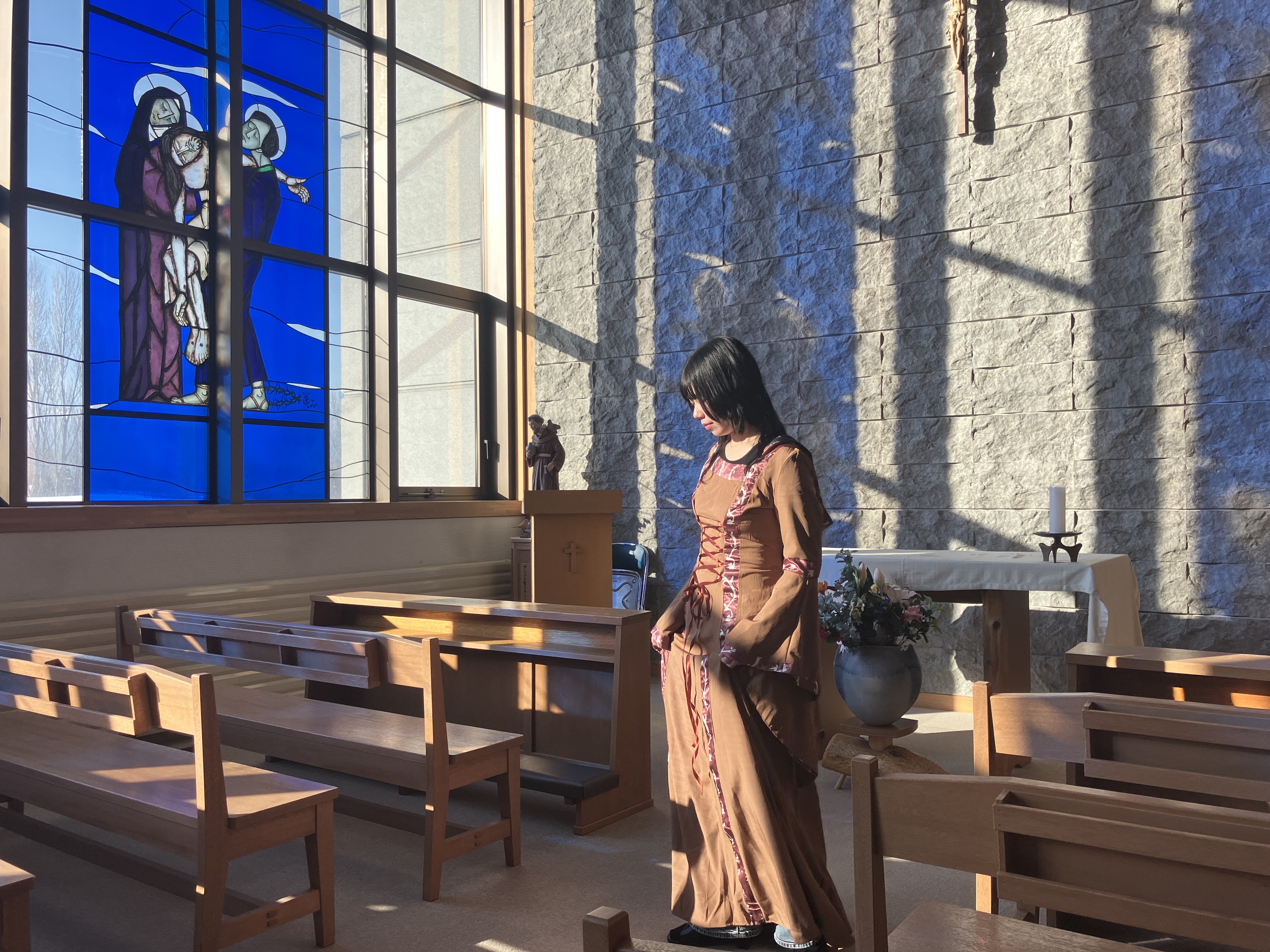 とんがり帽子と細身のシルエットが特徴です