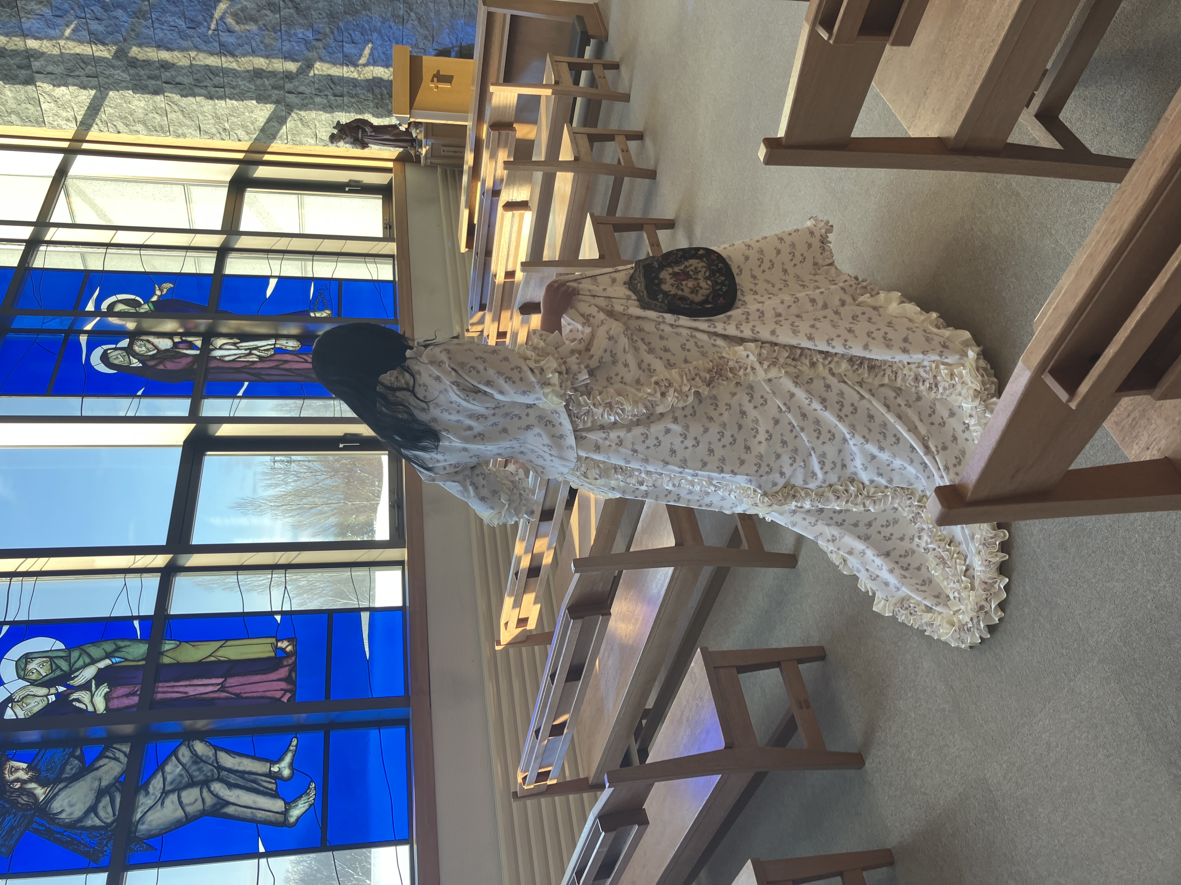 スカートの後ろ部分が 大きくふくらんでいるのが特徴です