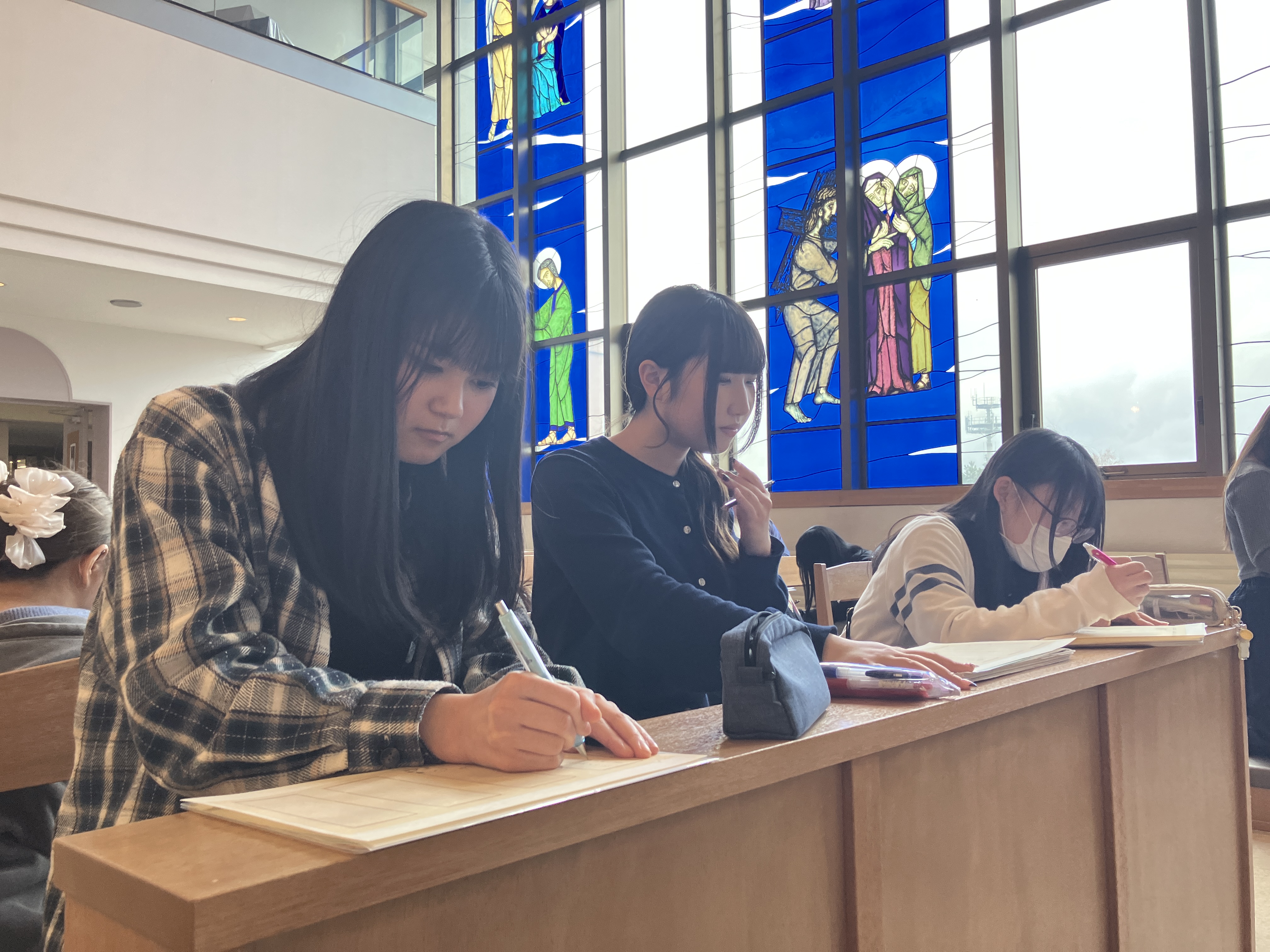 静かなチャペルの中で目標やメッセージを考えます。皆さん、真剣に取り組んでいました