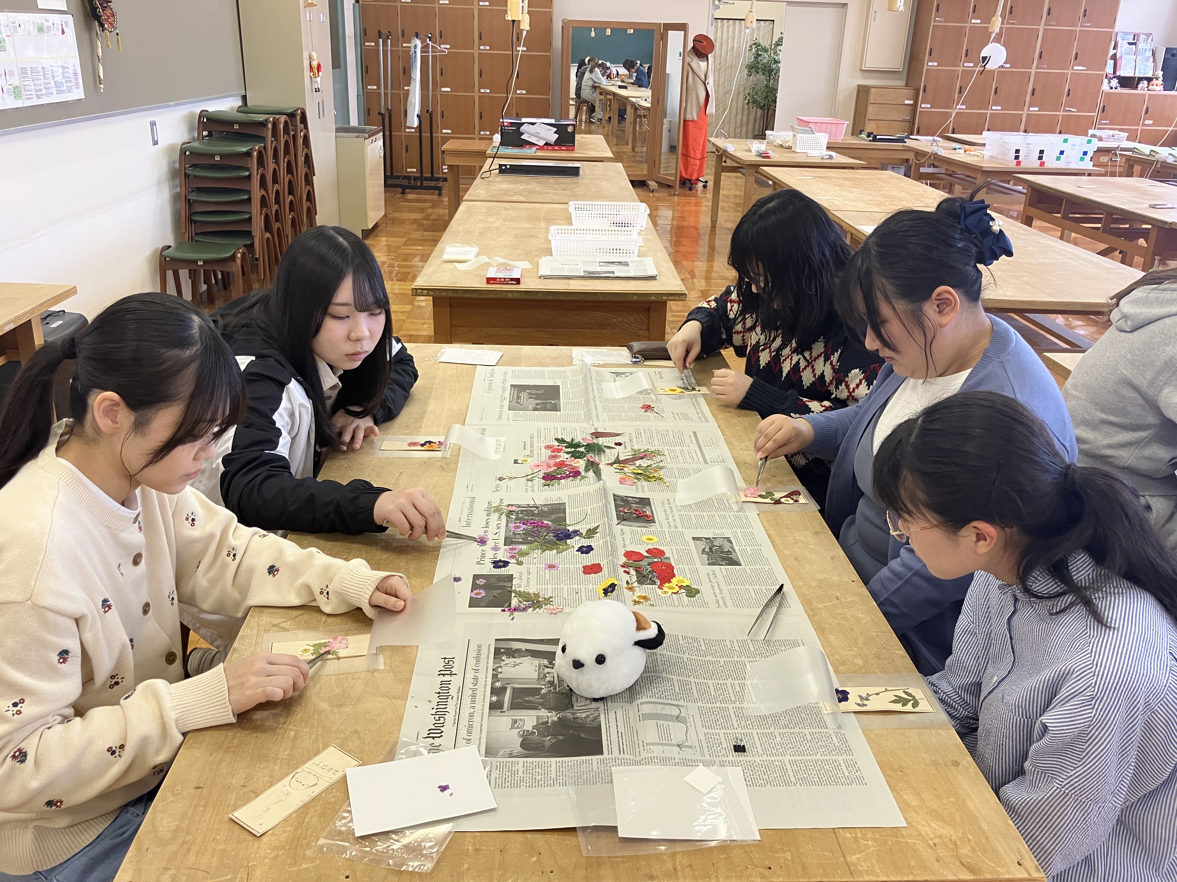 ドライフラワーで裏面を彩ります。新入生同士の交流が自然と生まれました