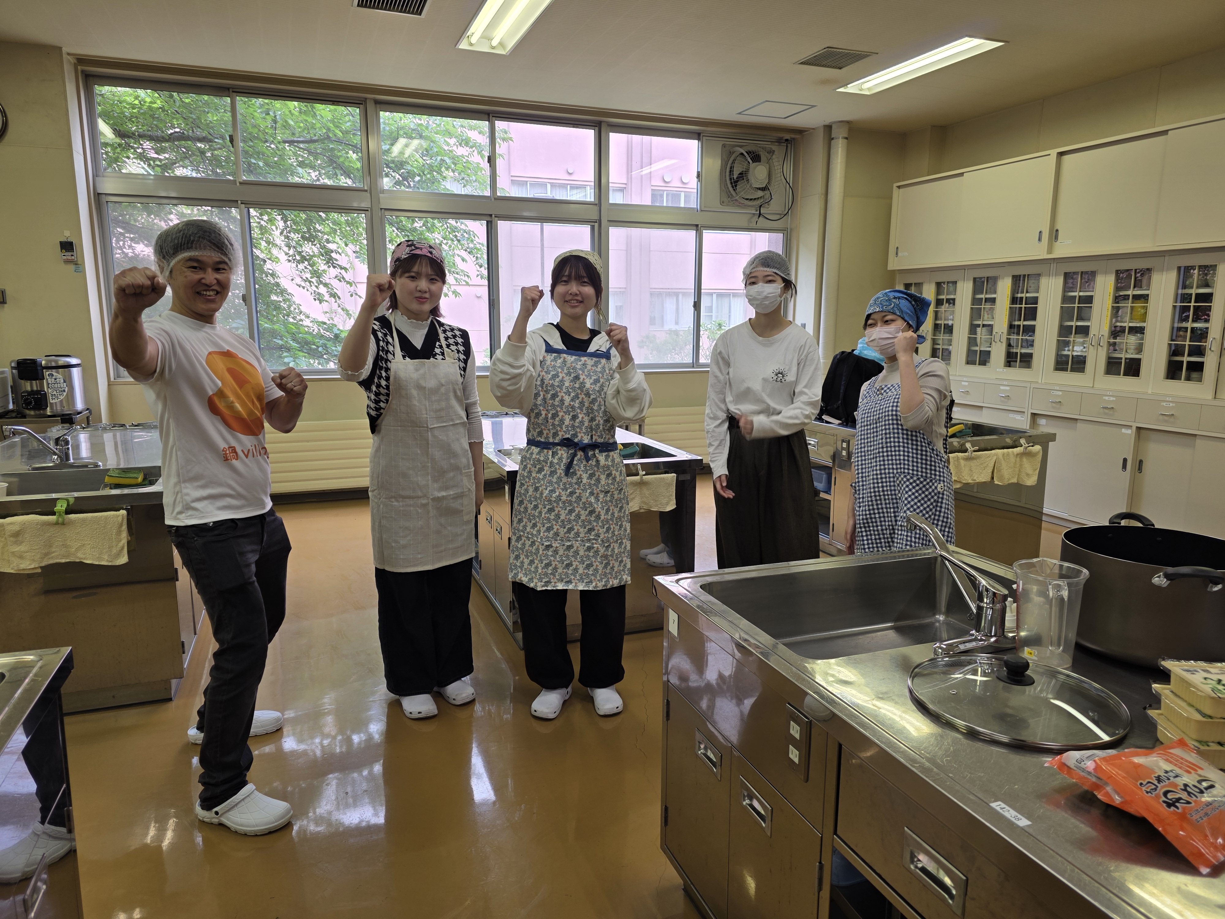 お手伝いしてくれる学生の皆さんと、石狩鍋づくり開始です！