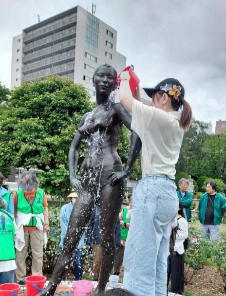 ■《若い女の像》に水をかける様子