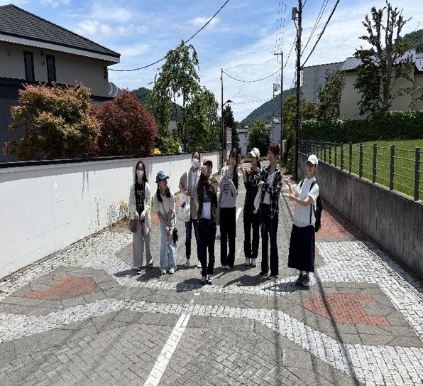 ■へらの形になっている道路の上で 集合写真