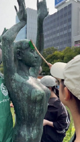 ■ブラシで汚れを落とす様⼦