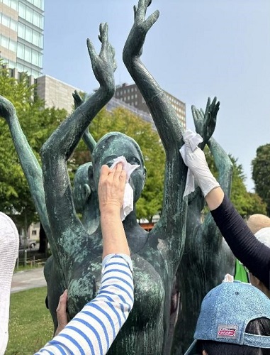 ■タオルで磨き上げる様⼦