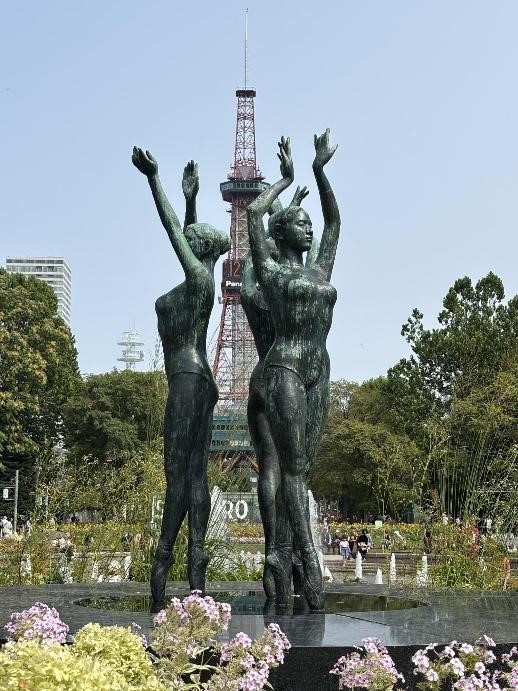 ■清掃作業を終えた《泉の像》