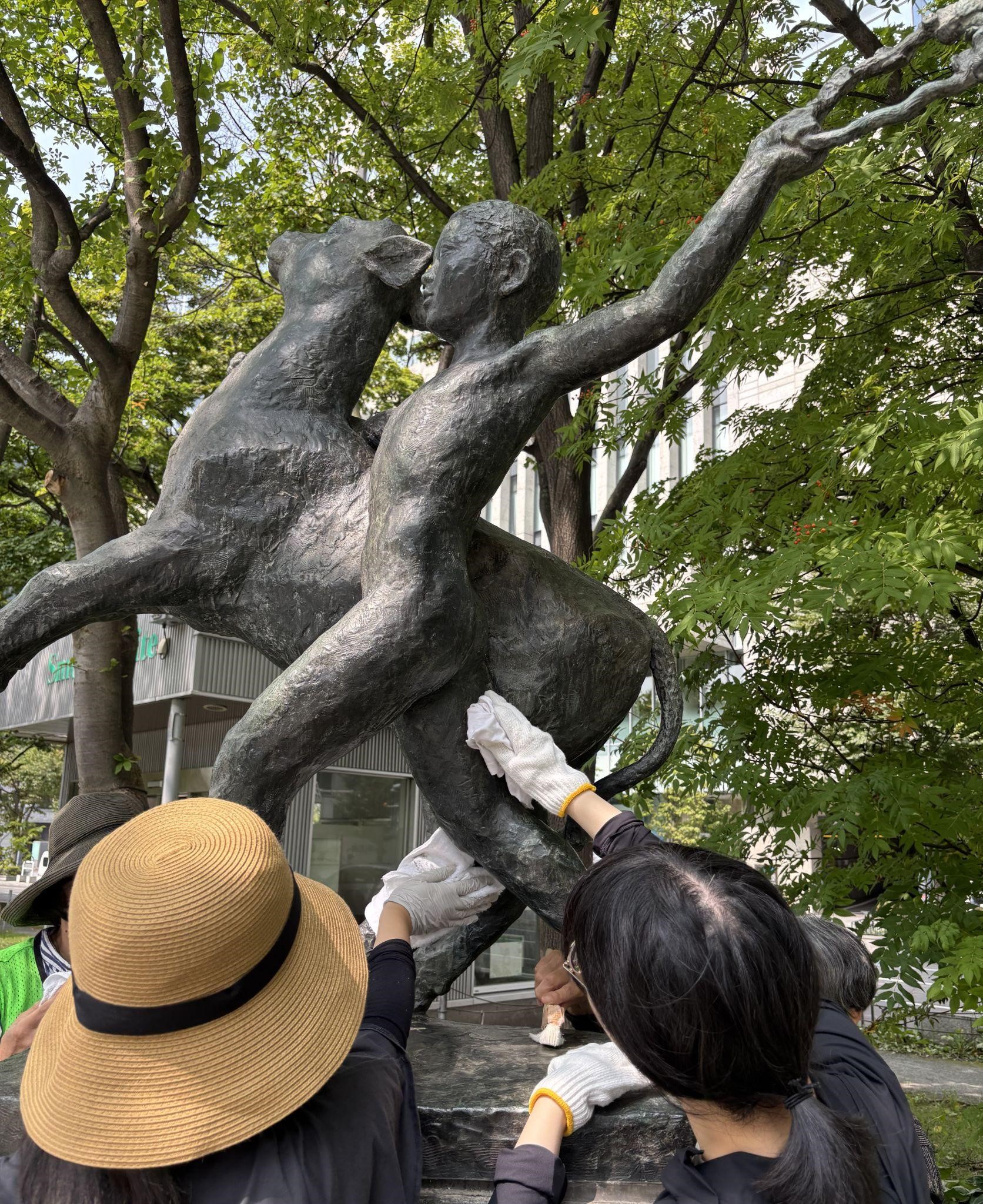 ■《牧童》を清掃している様⼦